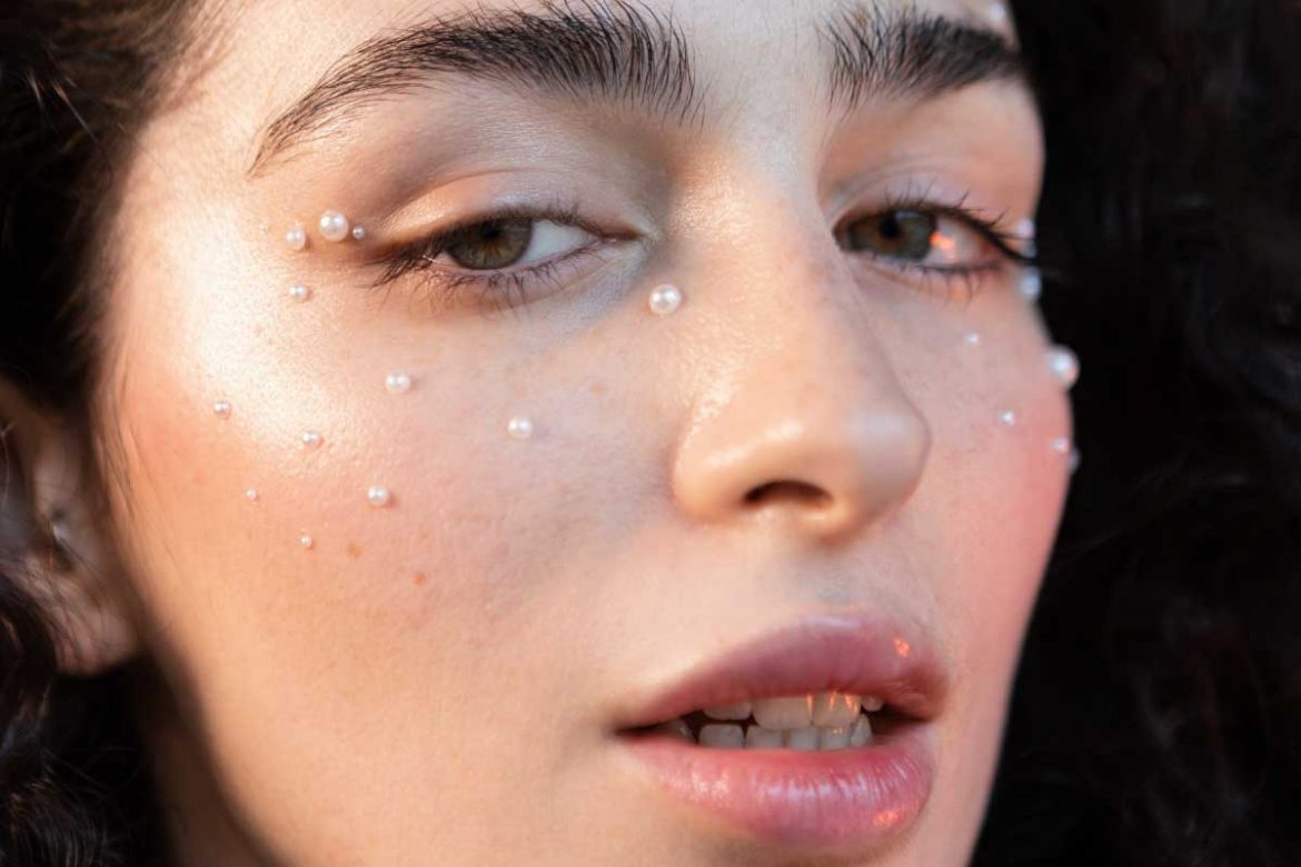 臉上突然長很多小顆粒？解析突然出現的小粉刺、膿包和紅疹！