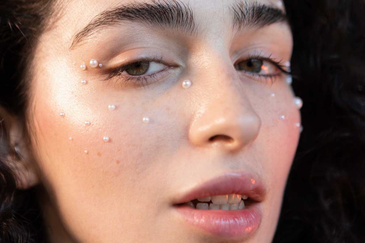 臉上突然長很多小顆粒